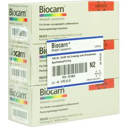 Drei Verpackungen von Biocarn-Sirup stapeln sich übereinander.